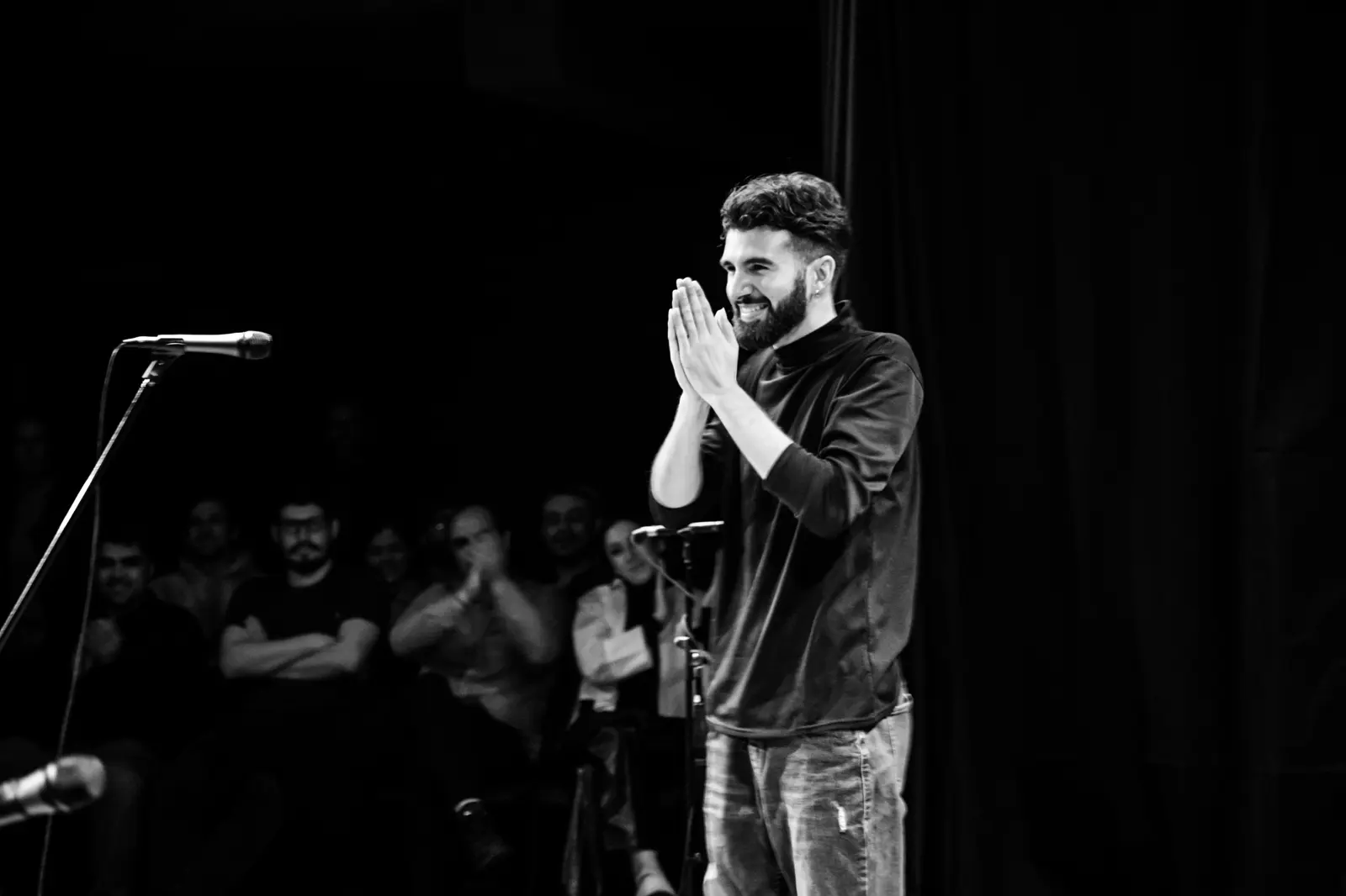 In black and white, Bruno Meschi puts his hands together to thank the audience at the Sala Máster