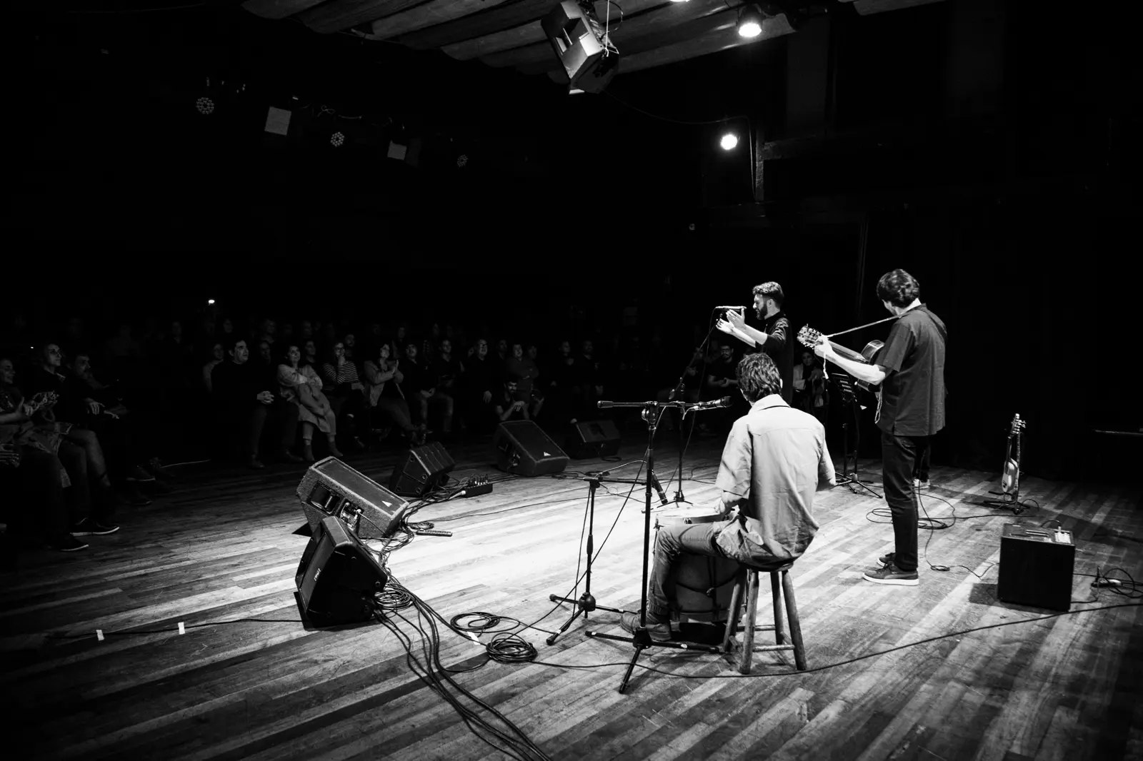 In black and white, two musicians play on the Sala Máster stage during the premiere